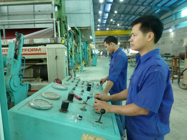 Công nhân Công ty giấy Hoàng Văn Thụ (TP Thái Nguyên) vận hành dây chuyền sản xuất mới.